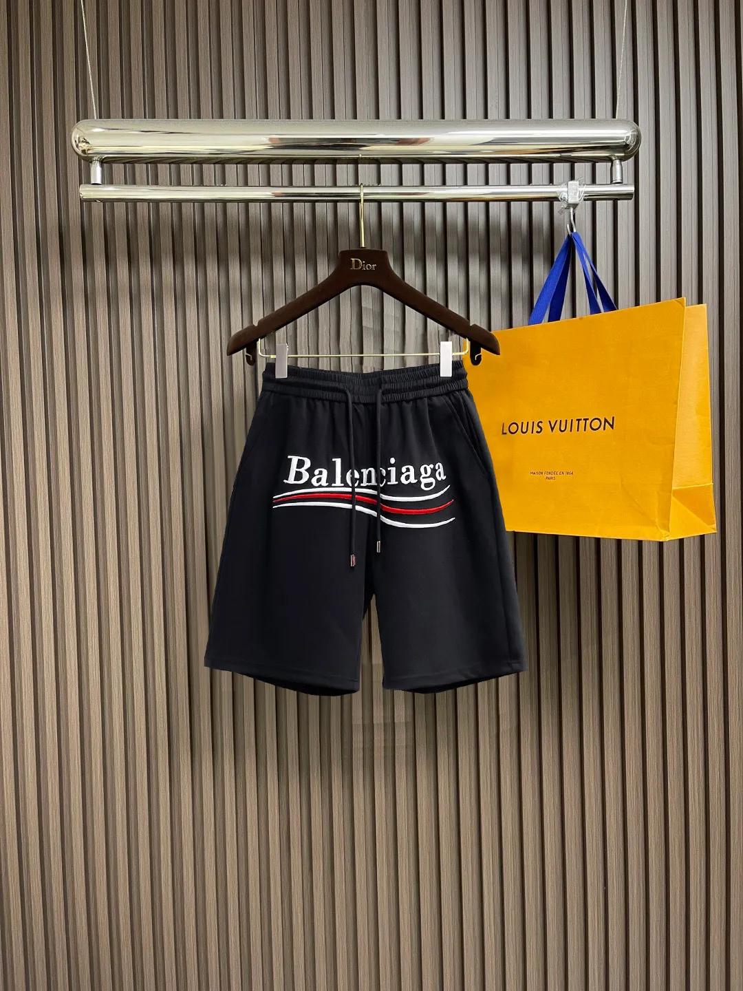 Balenciaga's three-standard complete 2025 summer New Arrival men's casual shorts, advanced custom-made Breathable fabric, Breathable fabric, extremely stretchy and comfortable, impeccable details, top-grade accessories, original logo design concept, delicate and soft feel! The upper body fit is awesome! Size: M-XXXL Please state your height and weight when ordering